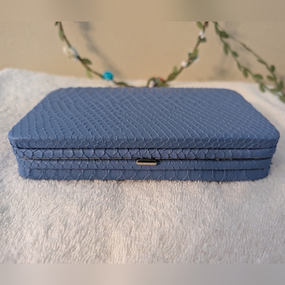 Trish McEvoy Blue Reptile Make-up/ Brushes Hardcase - Picture 2 of 14